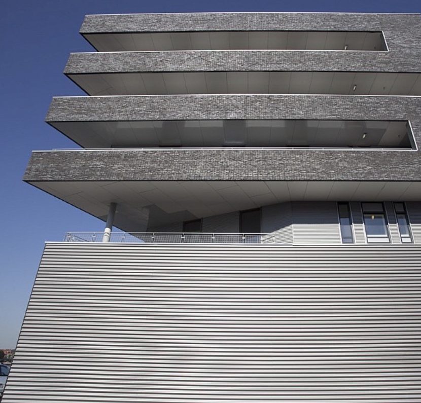 Gevel van een modern gebouw met uitkragende verdiepingen